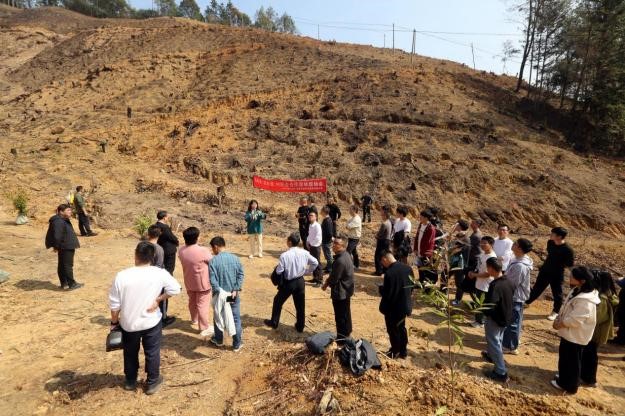不負春光好,搶播萬畝林 ——將樂縣村企合作造林工作現場會在福建金森召開